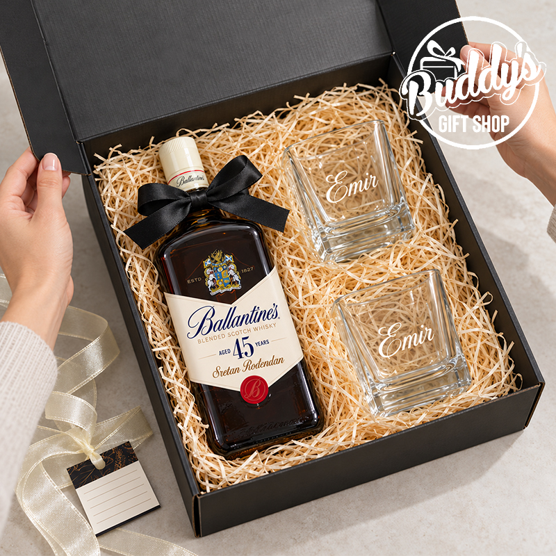Luksuzni poklon paket sa personalizovanom flašom Ballantine's viskija i čašama u crnoj kutiji