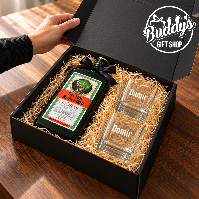 Poklon set sa personalizovanom flašom Jägermeistera i čašama u crnoj poklon kutiji.
