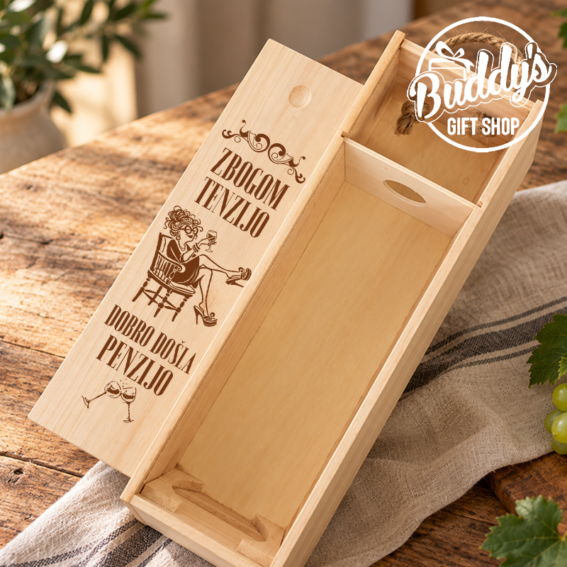 Otvorena drvena kutija za vino sa motivom „Zbogom tenzijo, dobro došla penzijo“ i kliznim poklopcem, poklon za penziju.