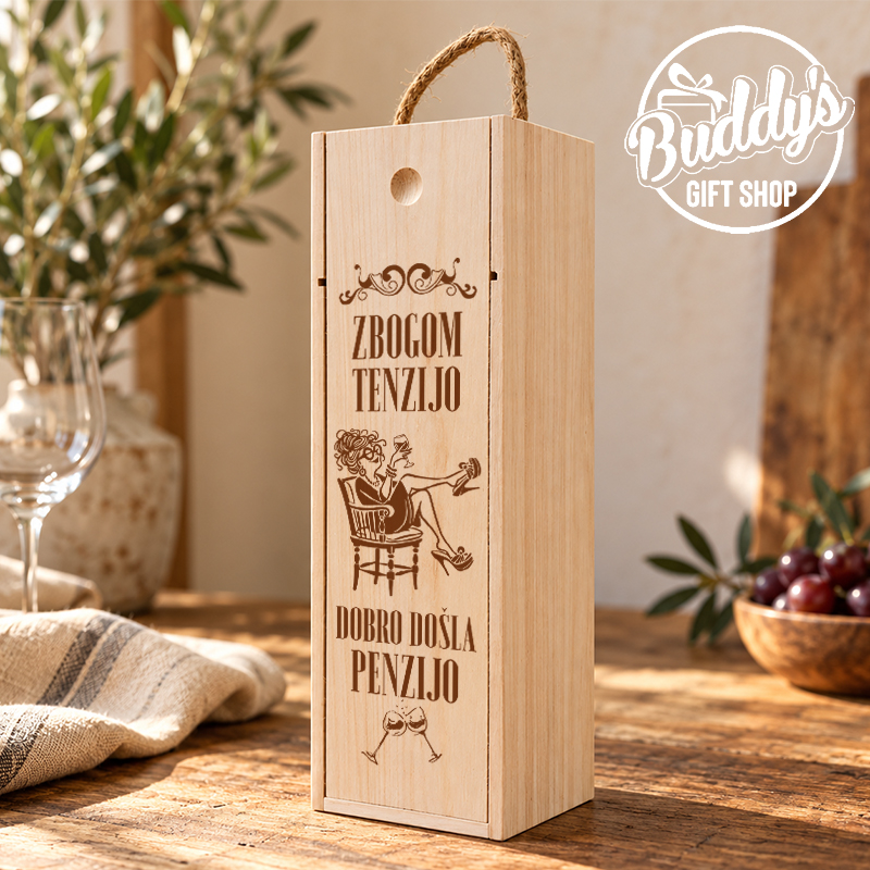 Zatvorena drvena kutija za vino s ručkom i motivom „Zbogom tenzijo, dobro došla penzijo“, originalan poklon za penzionere.